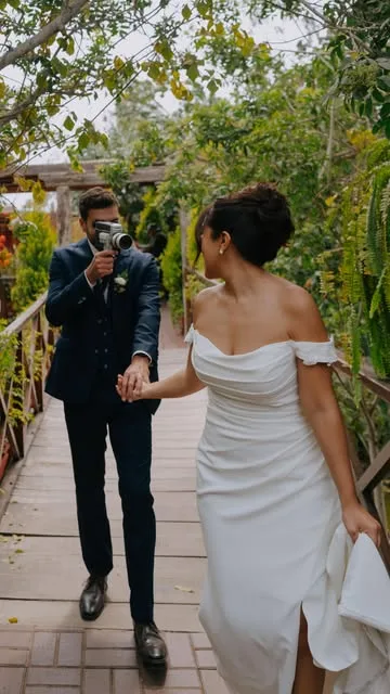 Paul graba con una cámara de cine mientras camina de la mano con Gabriela