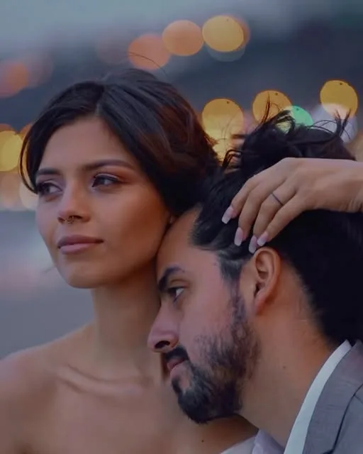 Retrato cercano de los novios al atardecer